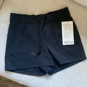 NWT On The Fly MR Short 2.5” * Flux in black - Size 4